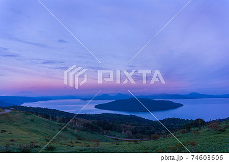 美幌峠から見下ろす大パノラマの屈斜路湖 74603606