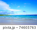 澄んだ空と海 74603763