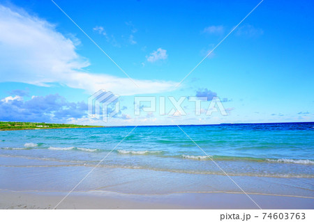 澄んだ空と海 74603763