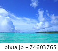 エメラルドグリーンの海と空 74603765