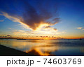 夕暮れ時と浜辺 74603769