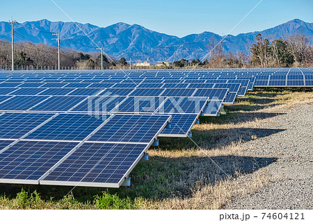 山と森林に囲まれたメガソーラー発電所 山と森林に囲まれたメガソーラー発電所 74604121