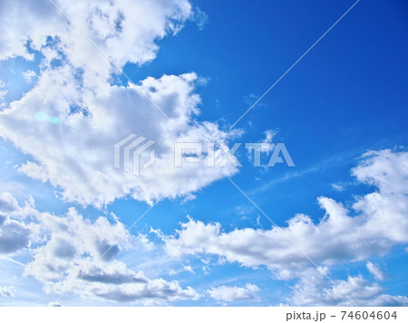 透明感のある綺麗な青空 74604604