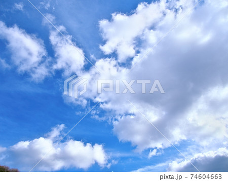 透明感のある綺麗な青空の写真素材