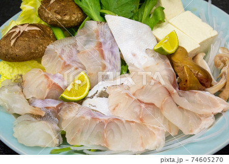 天然くえの鍋具、くえ切り身、腹身、背身、クエあら、腸、春菊、椎茸、豆腐、白菜、葛切り、スダチ、鍋皿。 74605270