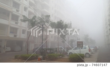 インドの霧のアパートメント 74607147