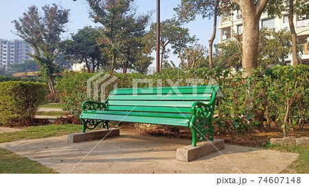 インドの公園にあった緑のベンチ 74607148