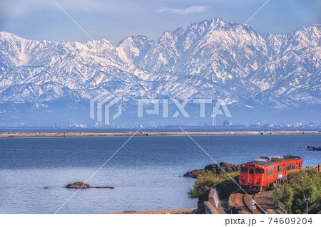 雨晴海岸の絶景と氷見線 74609204