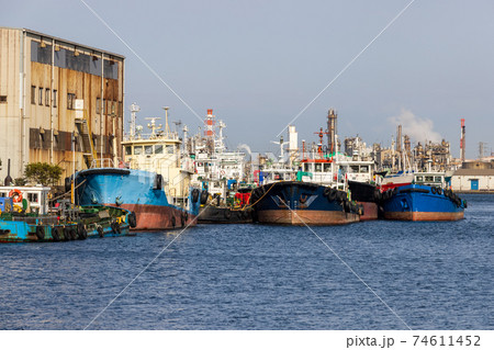 工業地帯の運河にある内航貨物船の船溜まり 74611452