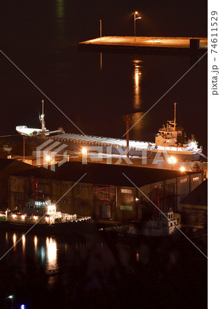 冬の北海道室蘭市室蘭港に停泊中の貨物船の日の出前の風景を撮影 74611529