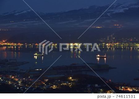 冬の北海道室蘭市室蘭港に停泊中の貨物船の日の出前の風景を撮影 冬の北海道室蘭市室蘭港に停泊中の貨物船の日の出前の風景を撮影 74611531