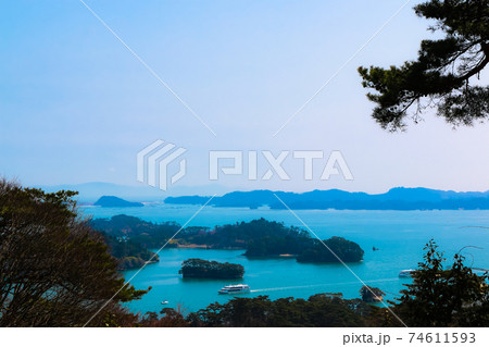 日本三景松島の展望台「西行戻しの松公園」から見た松島湾 日本三景松島の展望台「西行戻しの松公園」から見た松島湾 74611593