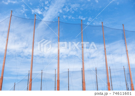 ゴルフ練習場に設置されたネットの写真 74611601