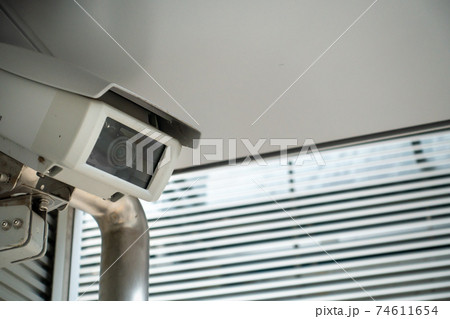 屋外に設置された監視カメラの写真。監視社会のイメージ。 屋外に設置された監視カメラの写真。監視社会のイメージ。 74611654