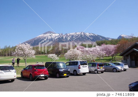 春の岩手山と岩手県民の森広場 74611809