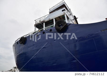 バングラデシュのダッカ　船着場のショドルガット　修理中の客船　ペンキが塗られた鮮やかな船体 74612112