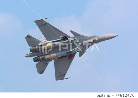 マレーシア空軍スホーイSu-30MKM離陸旋回 74612476