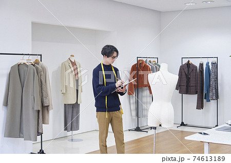 オフィスで働くファッションデザイナー オフィスで働くファッションデザイナー 74613189