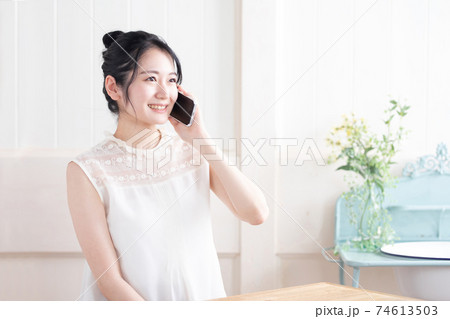 スマホを使う女性 スマホを使う女性 74613503