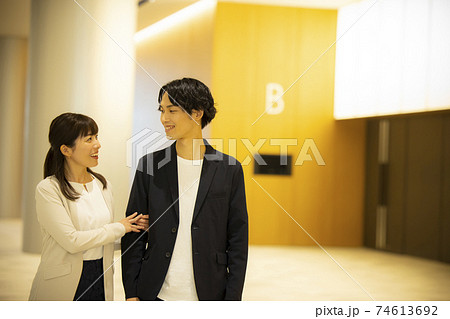 観劇　カップル　イベントホール　 74613692