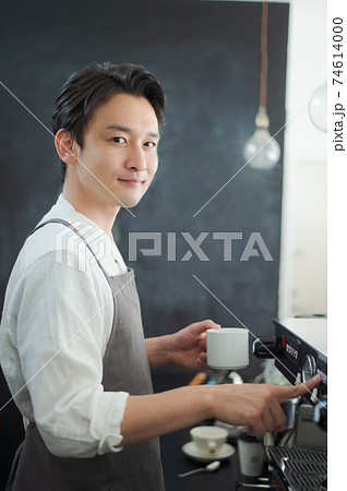 カフェのスタッフ　男性 74614000