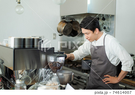 カフェのスタッフ　男性 74614007