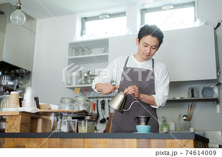 カフェのスタッフ 男性 カフェのスタッフ 男性 74614009