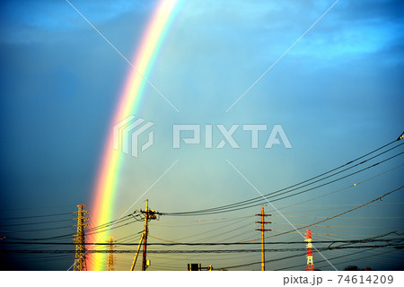 雨上がり送電線の後ろに虹がかかった 74614209