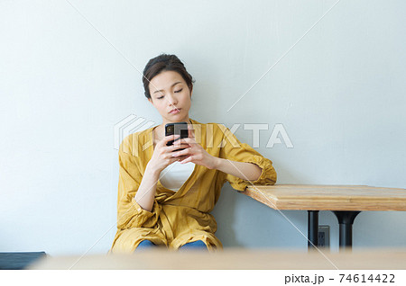 スマホを持つ女性 スマホを持つ女性 74614422