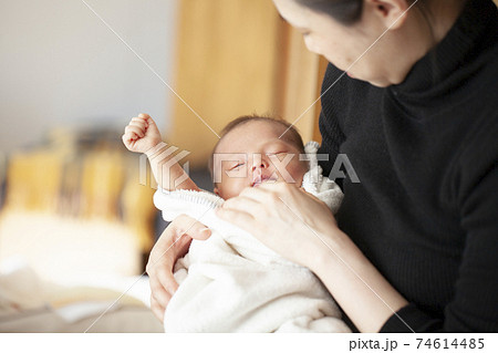 母親に抱かれる新生児 74614485