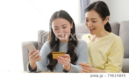 スマートフォンでオンラインショッピングを楽しむ親子 74614845