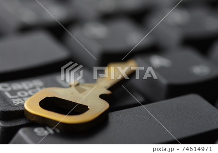 パソコンのセキュリティ対策のイメージ素材 74614971
