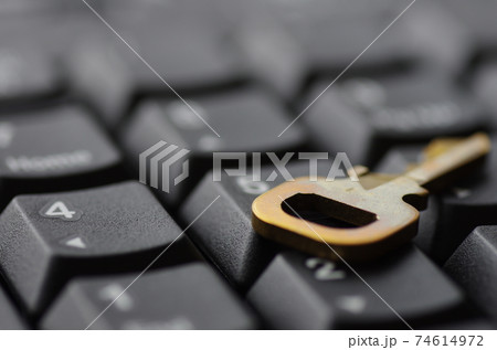 パソコンのセキュリティ対策のイメージ素材 74614972