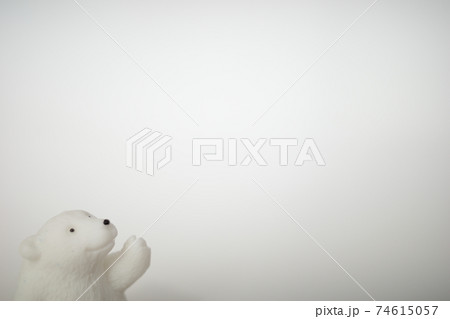 右を向いて左手を挙げるシロクマの置物 74615057