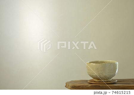 骨董 茶器と 飾り棚. 背景にコピースペース(明るい壁・ソフトフォーカス) 骨董 茶器と 飾り棚. 背景にコピースペース(明るい壁・ソフトフォーカス) 74615215