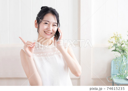 スマホで通話する女性 スマホで通話する女性 74615235