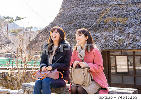 女子旅で茅葺民家を観光中にベンチで休憩する二人の女性 ≪撮影協力:西湖いやしの里根場様≫ 女子旅で茅葺民家を観光中にベンチで休憩する二人の女性 ≪撮影協力:西湖いやしの里根場様≫ 74615265