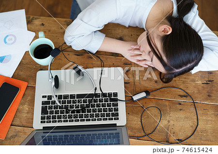 テレワークの合間に昼寝をする若い女性 74615424