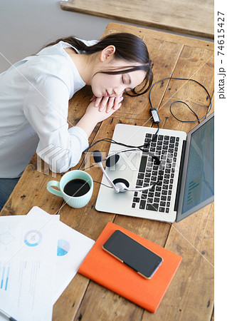 テレワークの合間に昼寝をする若い女性 74615427