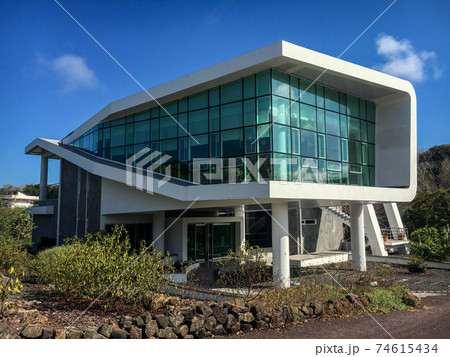 トルトゥーガベイ付近にあるコンベンションセンター(サンタクルス島) トルトゥーガベイ付近にあるコンベンションセンター(サンタクルス島) 74615434