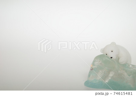 氷にもたれかかるシロクマの置物 74615481