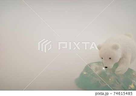 氷をなめるシロクマの置物 氷をなめるシロクマの置物 74615485