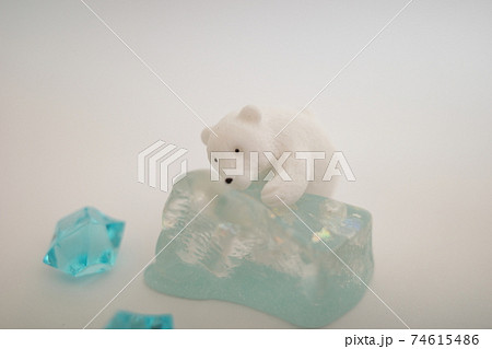 氷によじ登ろうとするシロクマの置物 氷によじ登ろうとするシロクマの置物 74615486