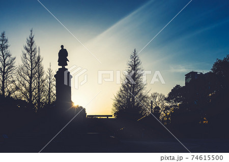 東京都千代田区九段北にある神社、靖国神社の美しい夕暮れをとらえた一枚 74615500