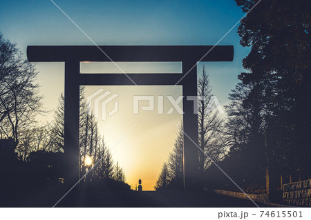 東京都千代田区九段北にある神社、靖国神社の美しい夕暮れをとらえた一枚 74615501