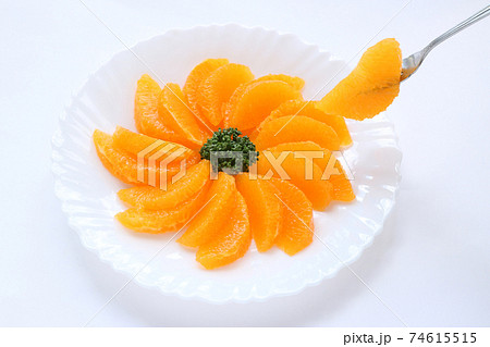 白バックに白皿に盛ったカットデコポンとフォークに刺したデコポン 白バックに白皿に盛ったカットデコポンとフォークに刺したデコポン 74615515