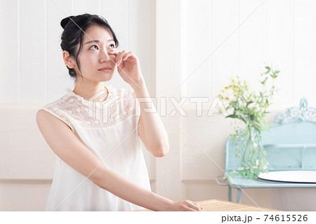 目がしょぼしょぼする女性 74615526