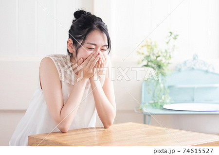 泣く・吐き気がある女性 74615527