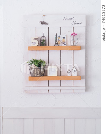 漆喰の壁面にナチュラルインテリア雑貨 74615572