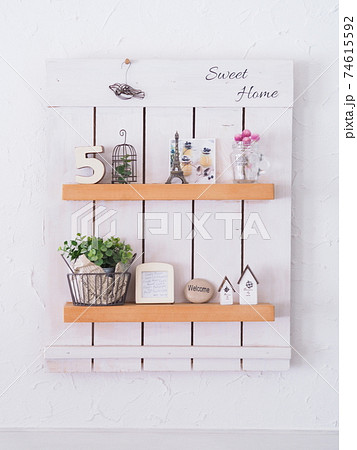 漆喰の壁面にナチュラルインテリア雑貨 74615592